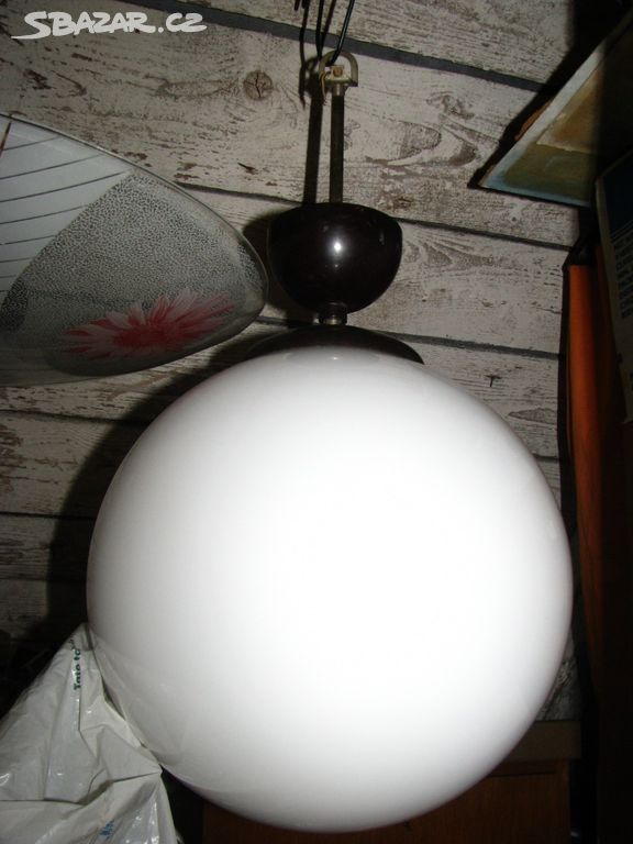 starý lustr - bílá koule