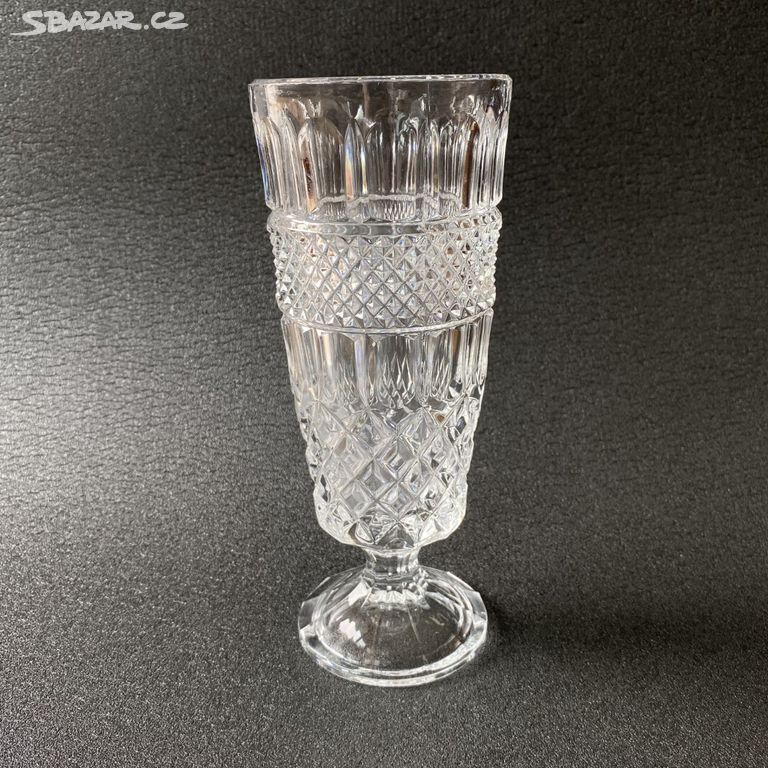 Křišťálová retro váza ve tvaru poháru, V. Urban