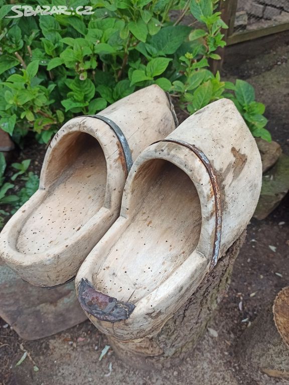 Staré originální dřevěné boty - dřeváky