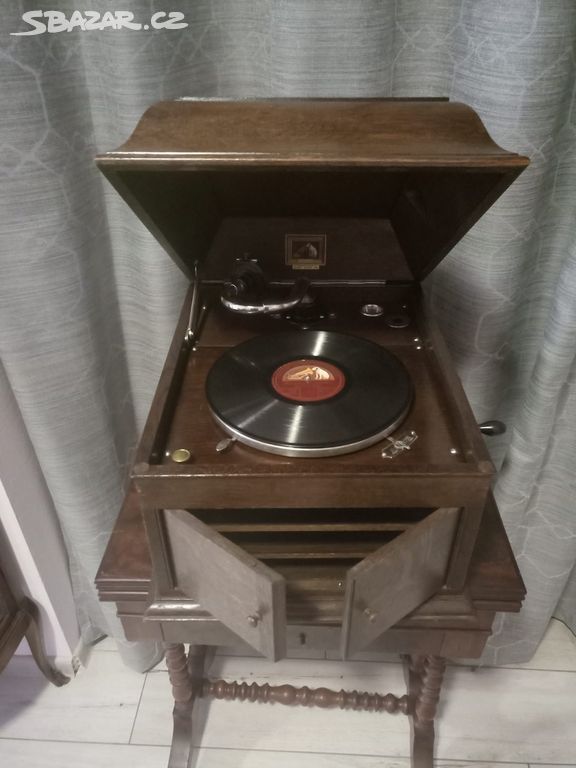 Dřevěný gramofon H.M.V.