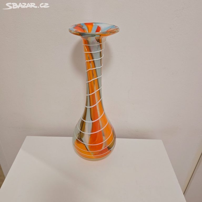 skleněná barevná váza s bílou spirálou