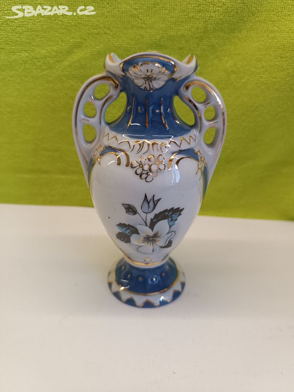 Váza z porcelánu je značená Royal Dux