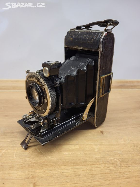 Starý měchový fotoaparát Voigtlander Compur