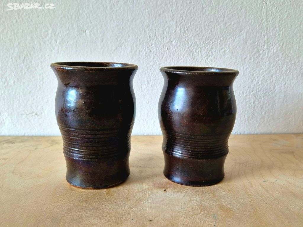 2 keramické poháry na pití