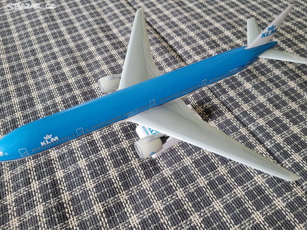 KLM Boeing 777-300 plast. model 1:200