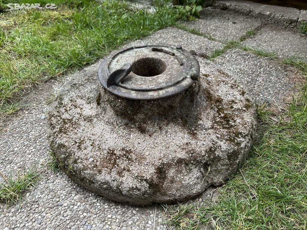 Starý držák stojan na slunečník železo beton
