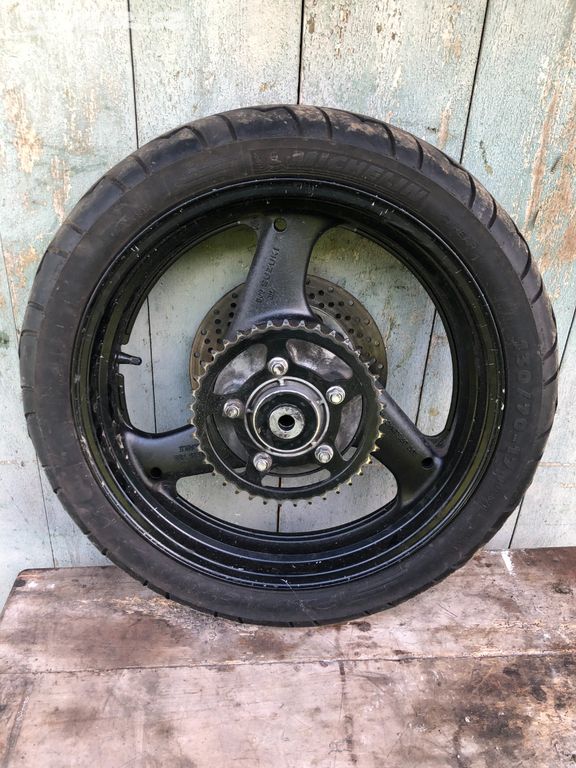 zadní kolo disk ráfek suzuki gs500 04 rozeta pneu