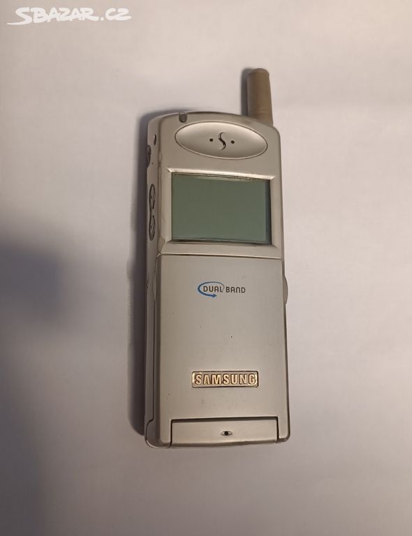 Mobilní telefon Samsung sgh 2400 retro.
