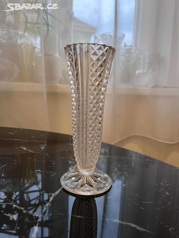 Retro váza na podstavci lisované sklo top stav