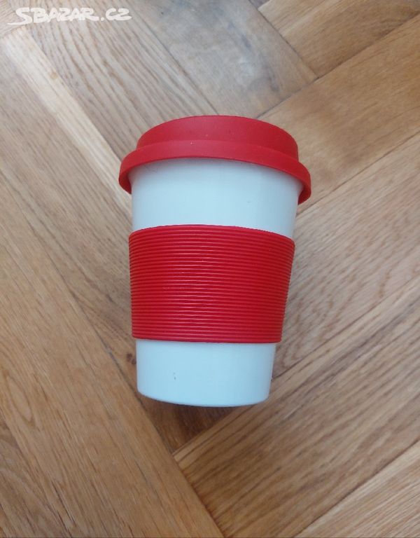 Přenosný hrnek na kávu červeno bílý