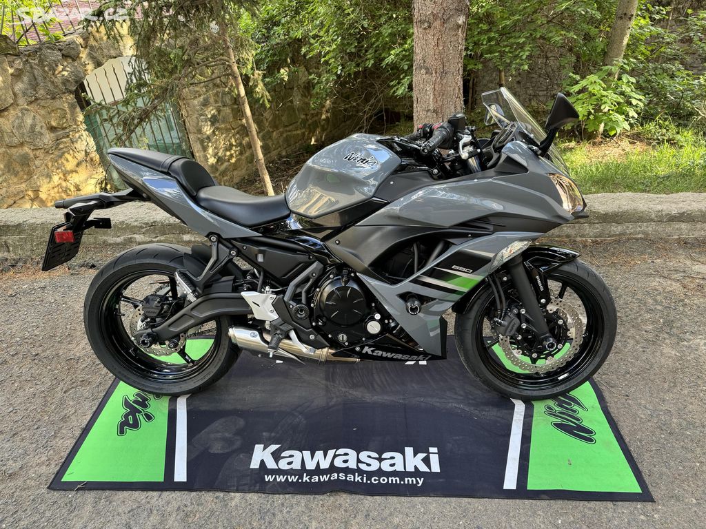 Kawasaki Ninja 650 grey