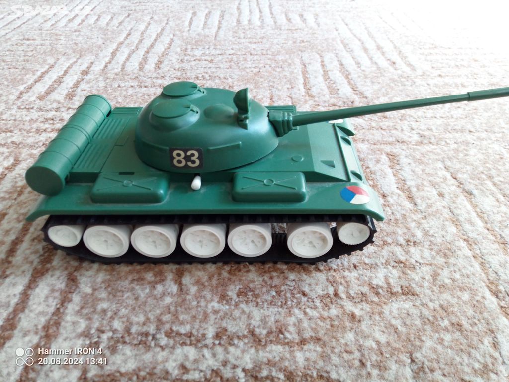 Retro hračka tank na baterii