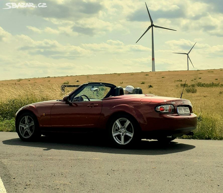 Mazda MX5 - cabrio s pevnou skládací střechou.