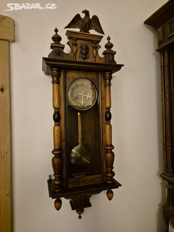 Starožitné řezbované nástěnné hodiny s orlem