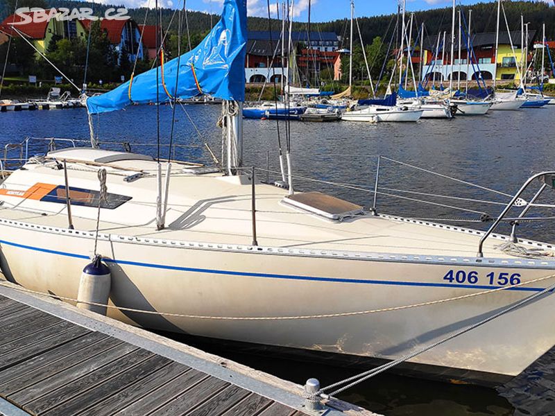 Plachetnice Beneteau First 28, kajutová jachta.