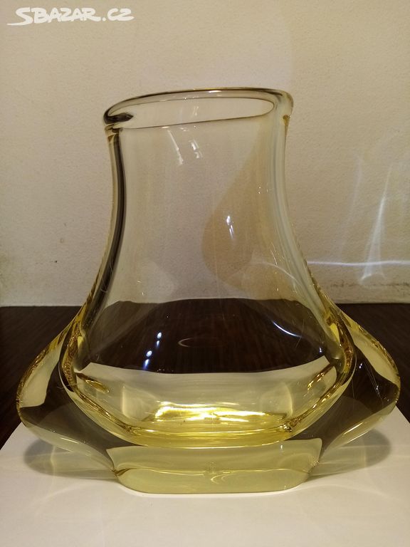 Miroslav Klinger - váza hutní citrínové sklo