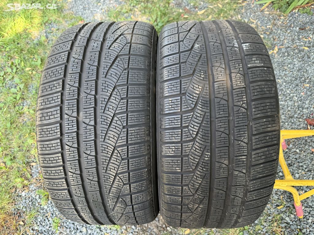 Zimní pneu 275 40 19 Pirelli 2 kusy