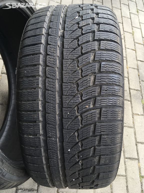 245/35 R20 95W Nokian