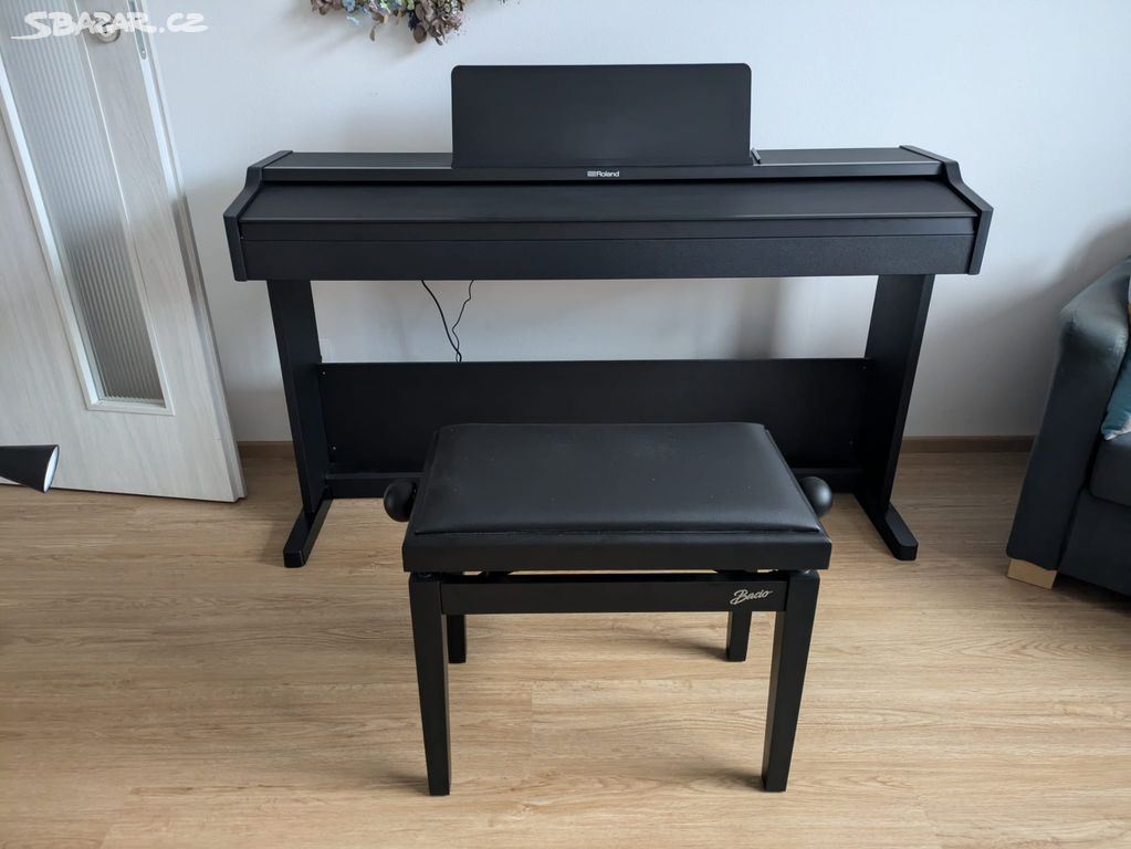 Digitální piano Roland RP107 + stolička Bacio