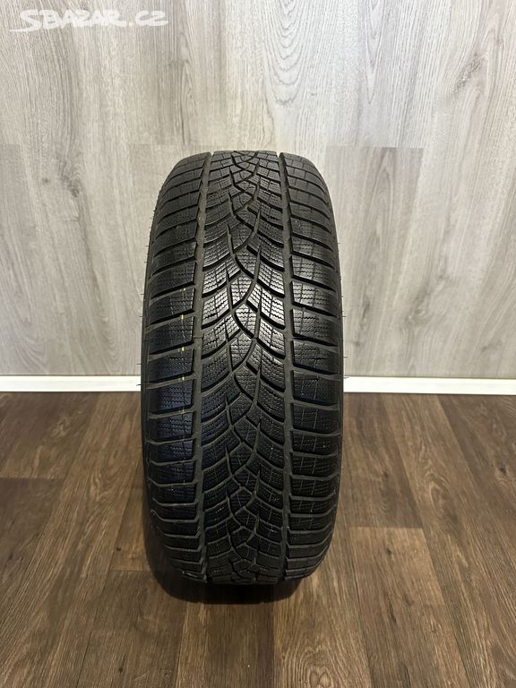 4x zimní Goodyear UltraGrip Performance 215/55/17