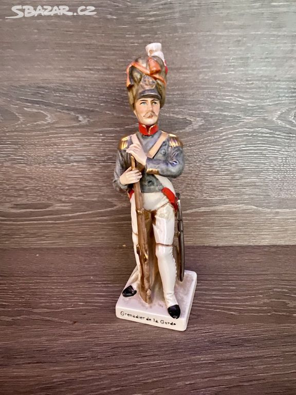 Porcelánová soška Grenadier, voják, dragoun