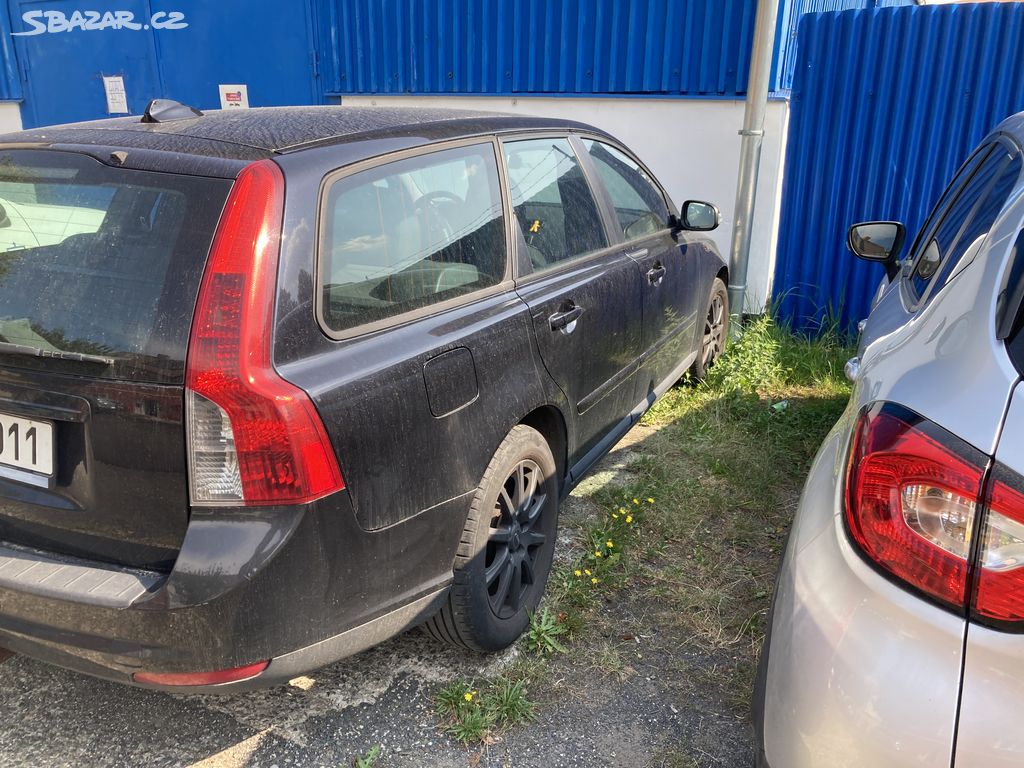 Nepojízdné Volvo V50, na náhradní díly.