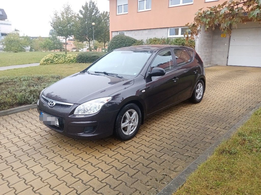 Hyundai i30, r.08, 1.4 80kw. Serviska. Nová STK.