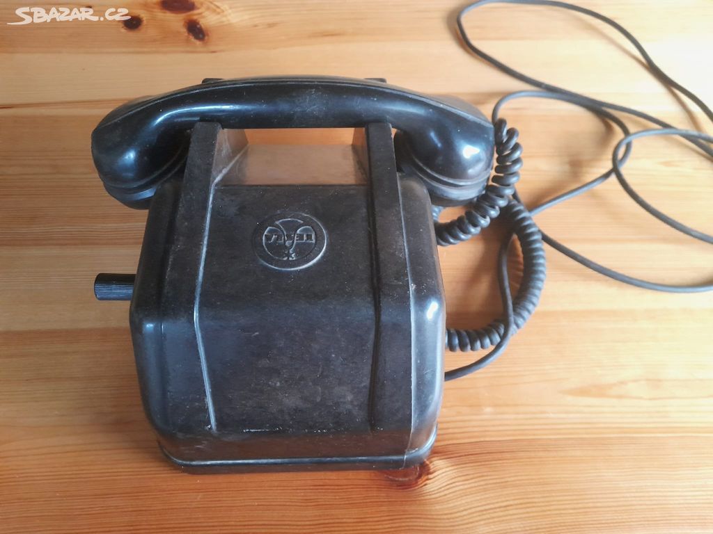 Retro bakelitový telefon Tesla (1)