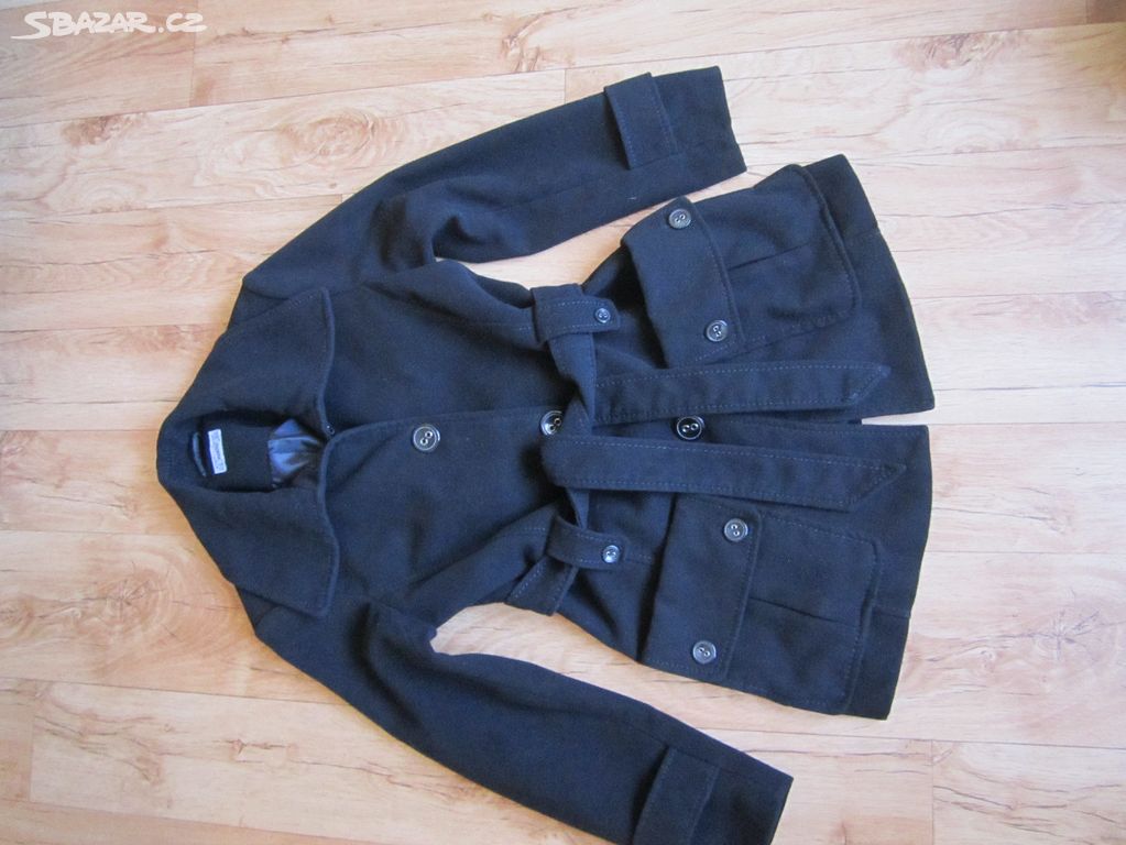 Černý kabát s kapsami, silnější materiál, vel. M/L
