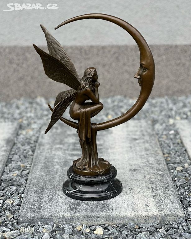 Bronzová socha soška Měsíční víly na srpku měsíce