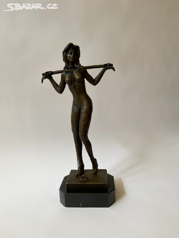 Bronzová socha akt - spoutaná dívka
