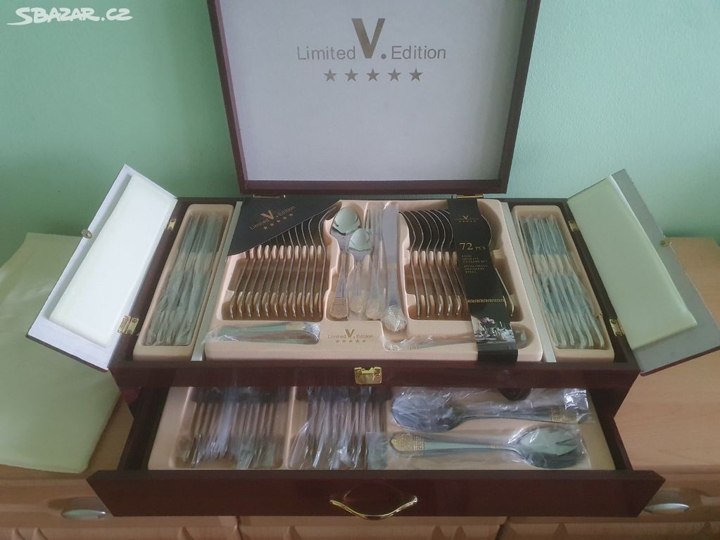 Dřevěný box s pozlacenými příbory lem Versace