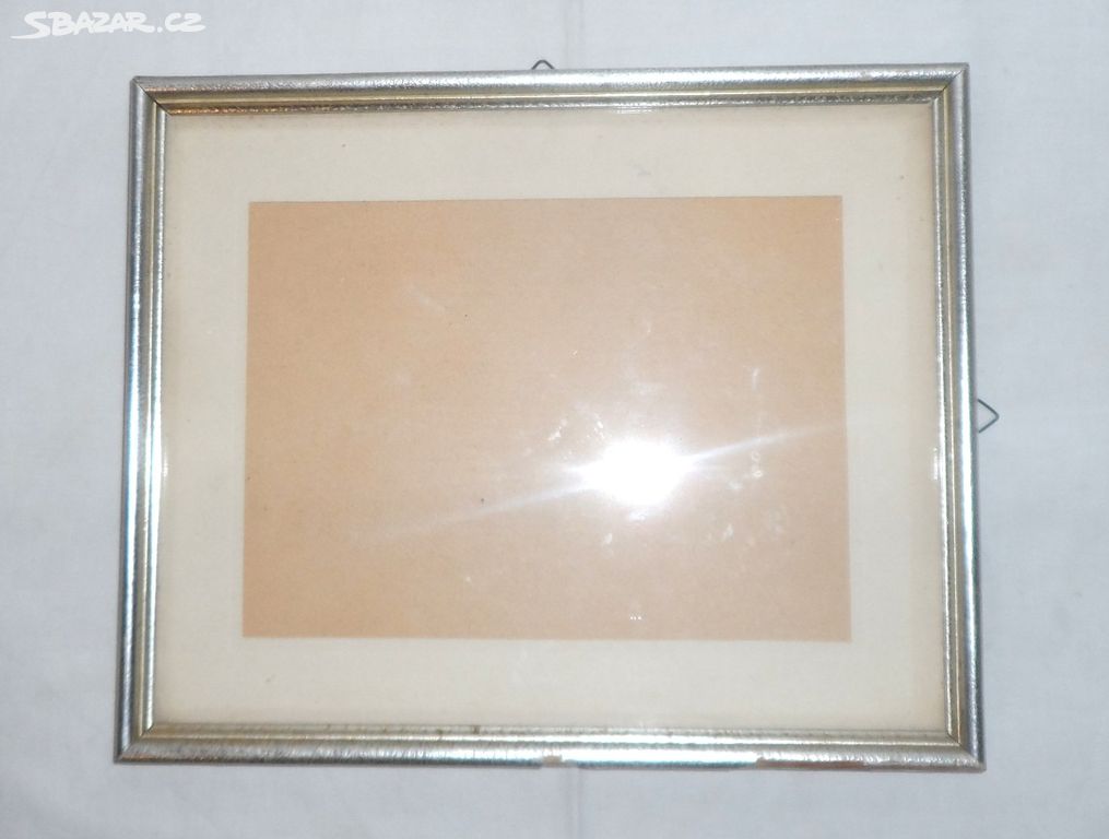 Dřevěný závěsný RÁM, krycí sklo  31,5 x 25,5 cm