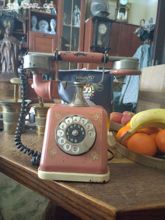 Starodávný kovový telefon - funkční