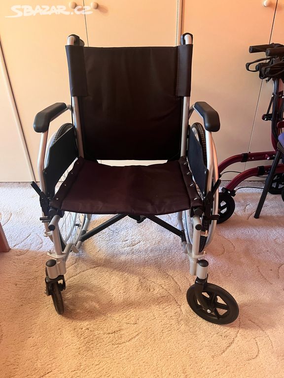 Odlehčený invalidní vozík 46 cm
