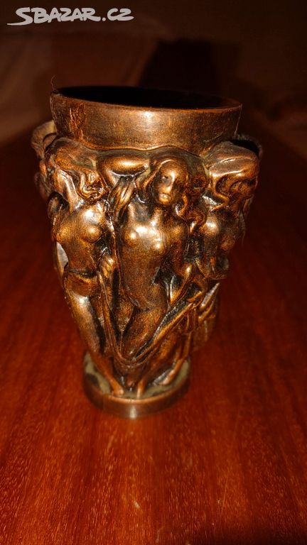 Dřevěný pohár s motivy nahých žen