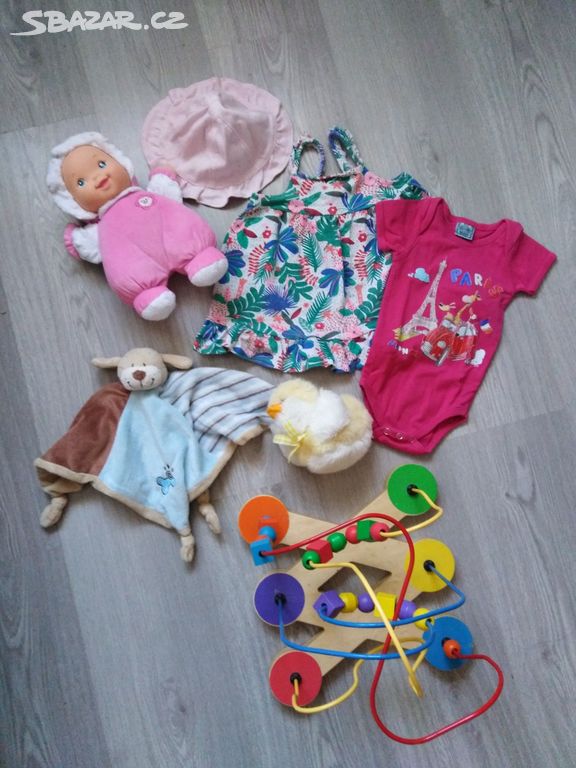 šaty, body a klobouček - vel. 6-9 měsíců + hračky