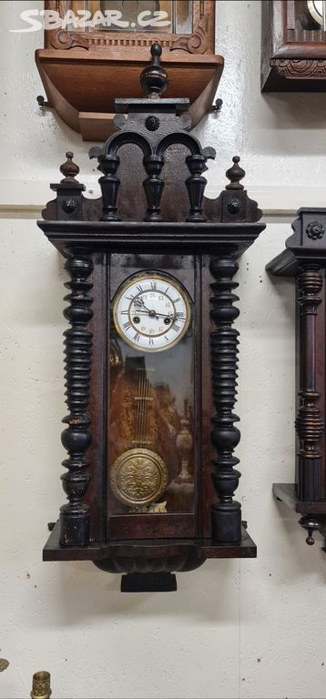 Starožitné vyřezávané hodiny