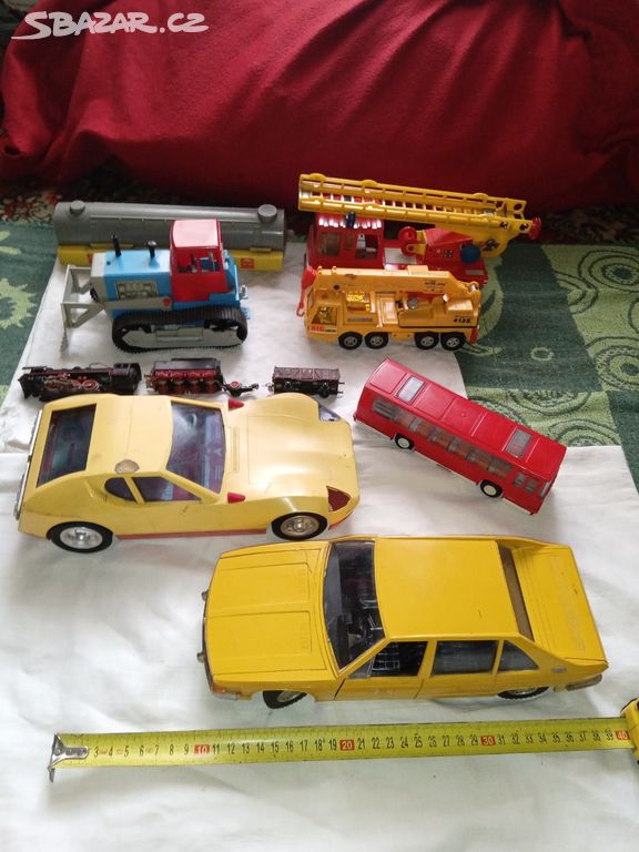 Retro hračky - auto, hasiči, jeřáb, autobus, atd.