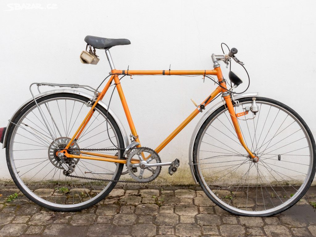 Starší oranžové silniční kolo