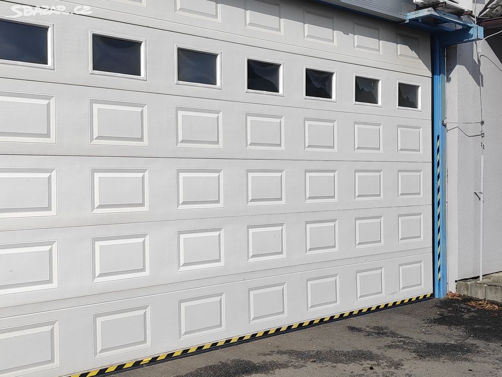 Velká sekční garážová vrata