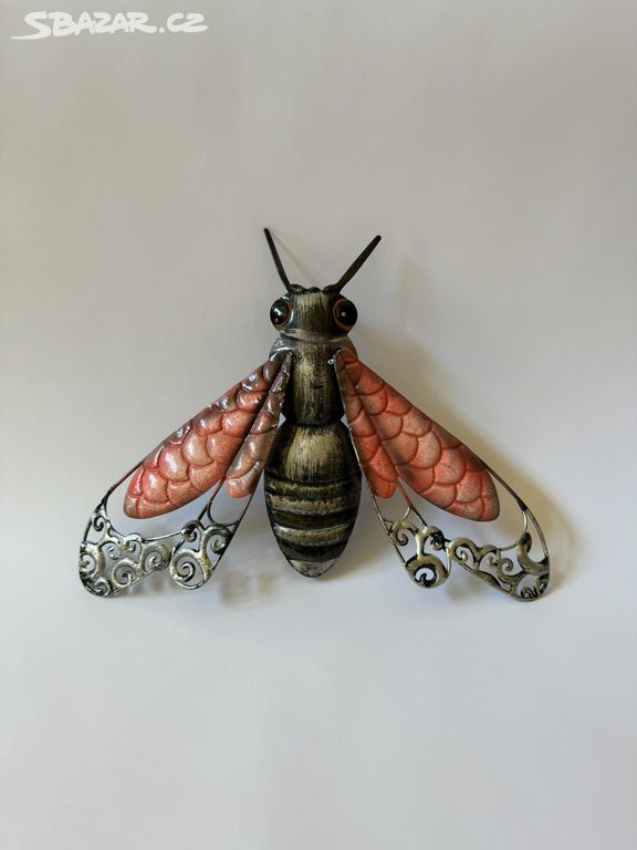 Včela - růžovo černá kovová nástěnná dekorace
