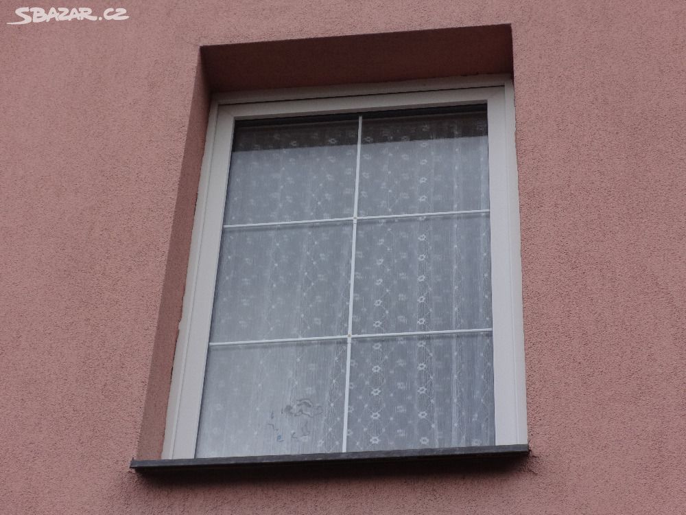 Plastové okno s bílou mřížkou š 111 v 141