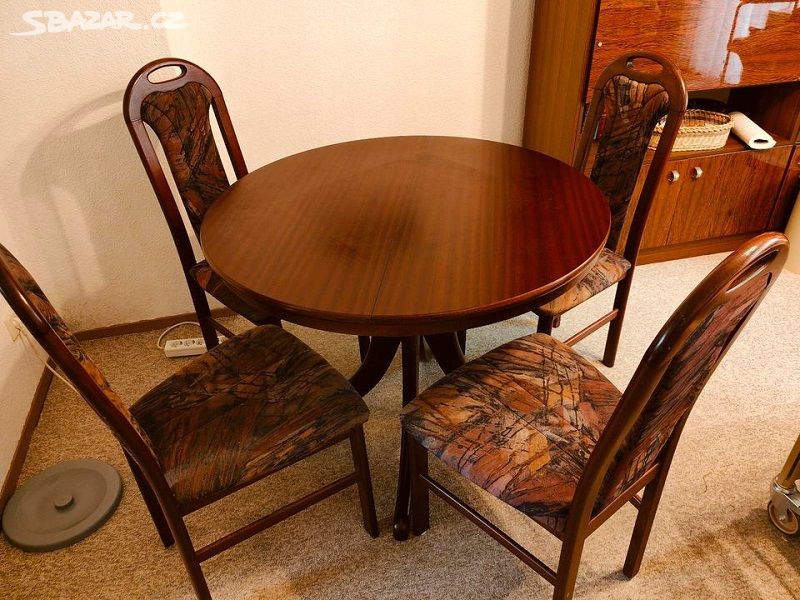 Jídelní kulatý stůl a 4 židle - masivní dřevo