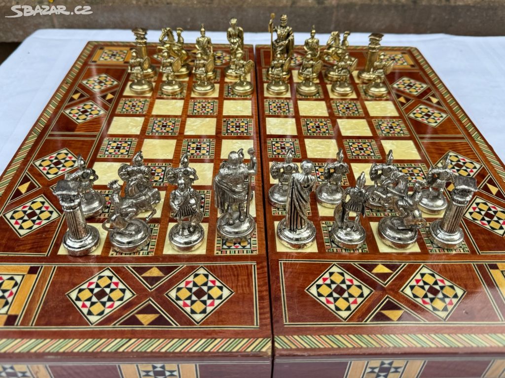 Šachy masivní figury vykládaná deska římské