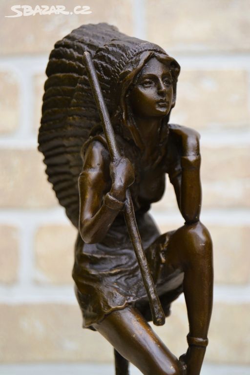 Bronzová socha - INDIÁNKA