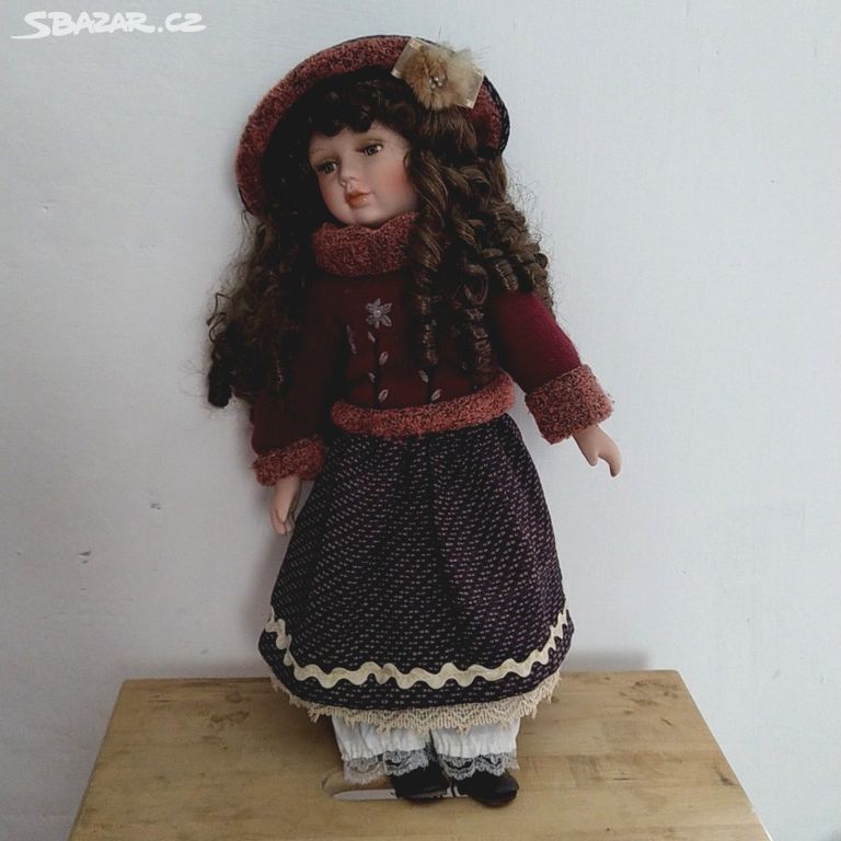 Dobová panenka na stojánku