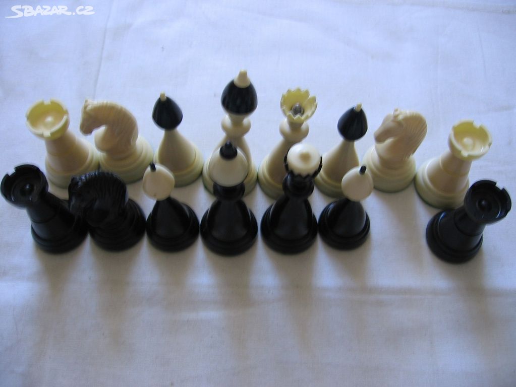 šachové figurky plastové