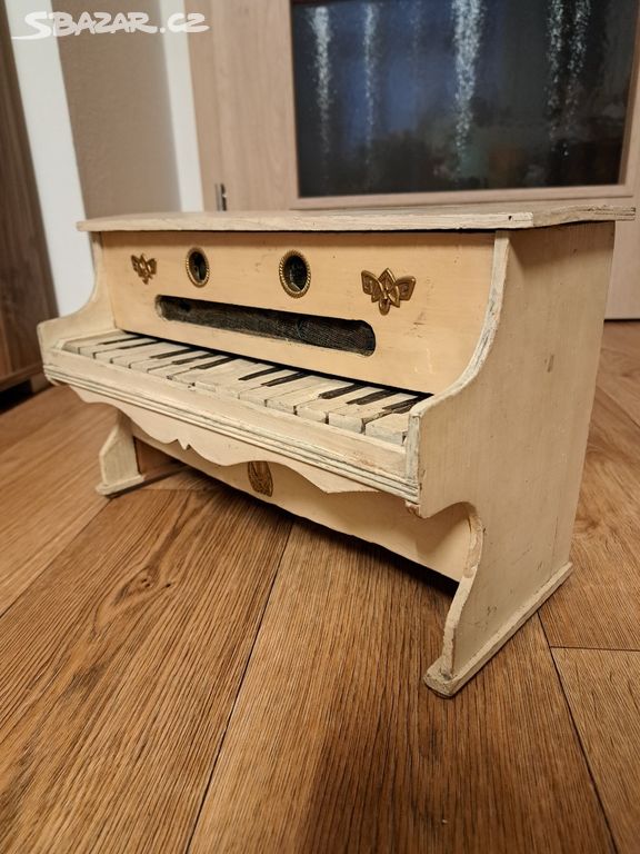 Starožitná hračka klavír z poč. 20. století.
