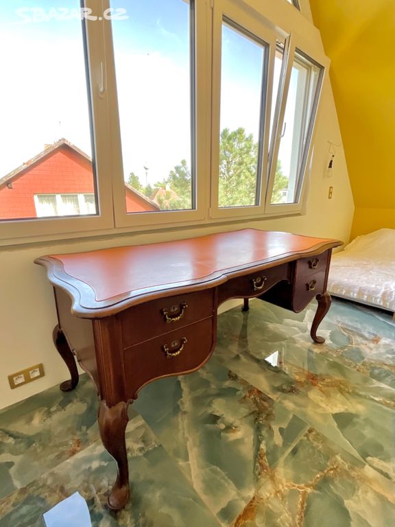Starožitný stůl s kůží čalouněnou deskou